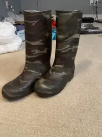 Boys size 2 rubber boots