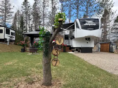 Clé en main, il ne reste que vous vêtements à apporter! Situé au camping vacances St-Tropez à Ste-Bé...
