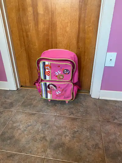 1. Sac à dos à roulettes Barbie, 4 compartiments de rangement, en bonne condition 15$ 2. Valise de v...