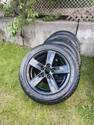 Pneus fini , Vends pour les mags mags mistubishi 16 pouces peinturer au powder coat noir lustrer ave...