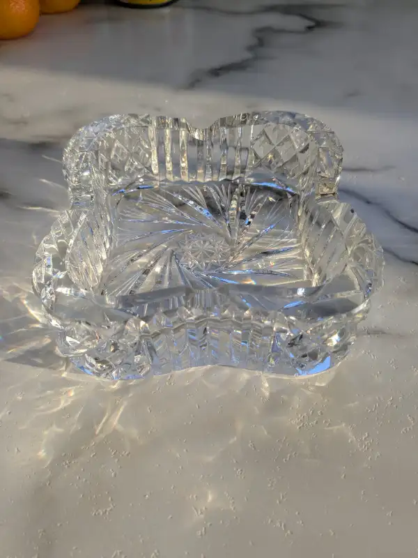Pinwheel Crystal Glass Ashtray in Arts & Collectibles in City of Montréal - Image 4