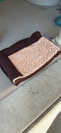 Midwest pets 28 x 20 pet bed with pillow 