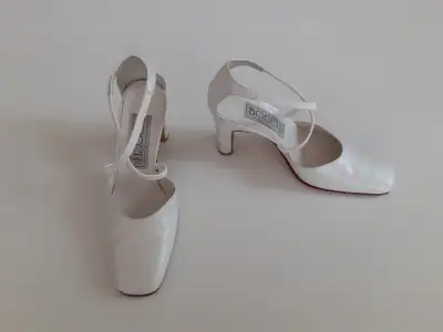 Moving Sale – Like New Ladies Shoes (Sz 4&5), View more