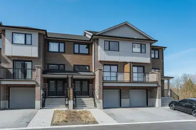 4-182 Bridge Cres is located in Palmerston's sought-after Creek Bank Meadows! Newly built legal W/O...