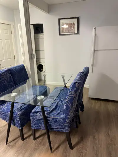 This unit is suitable for a couple or a professional and close to public transit. The unit has separ...