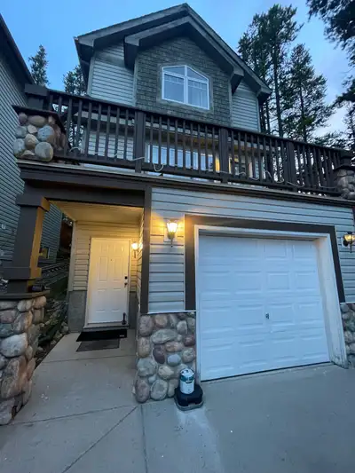 Beautiful full House located in Canmore with spectacular mountain views, front and back. Three bedro...