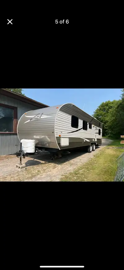 Quick sale ZT-251-BH by Cross roads. 2013 Used, Non smoking. 3 single bunks in back corner, 3 burner...
