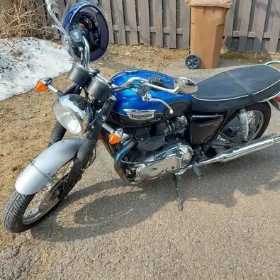 Cette moto a été fabriquée par la marque Triumph en 2015. Le premier modèle de cette moto classique...