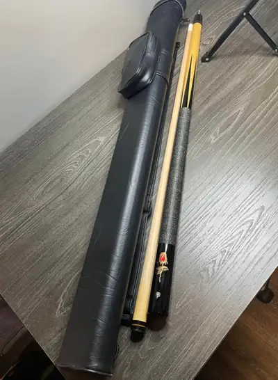 Great condition vintage McDermott rose pool cue with case