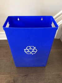 Desk side recycling bin