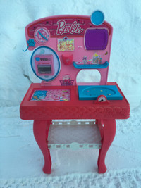 Table de toilettage jouet Barbie 15$$