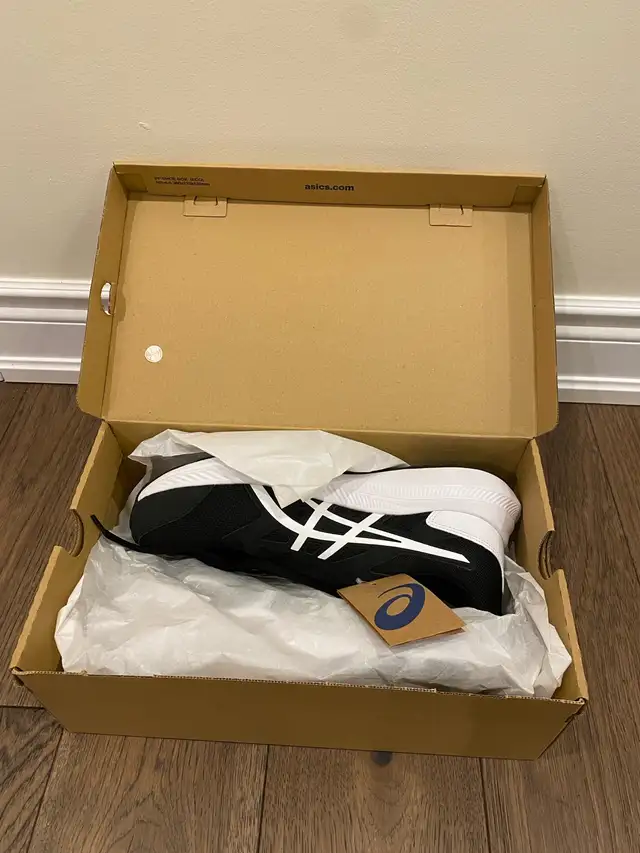 Asics black and white running shoes in Men's Shoes in Markham / York Region - Image 5