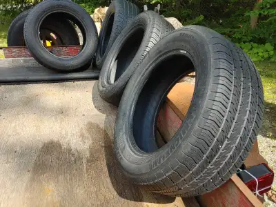 Ensemble de 4 pneus d'été Michelin. P215/60 R 16 pouces. 215 60 16 Vendu ensemble seulement. Usé éga...