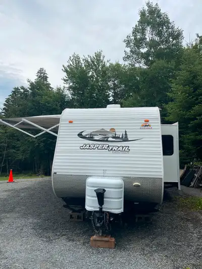 Jaspertrail 30BHS, with an outdoor kitchen and attachable bbq, sleeps 10, 8ft slide, only 1 owner, w...