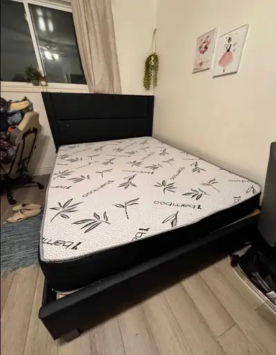 Lit Queen avec matelas à vendre neuf , View more
