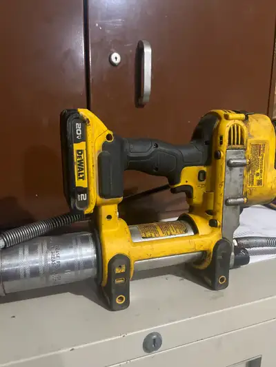 Dewalt grease gun .comes wit 2. Batteries and charger.call or text 780 616-7173