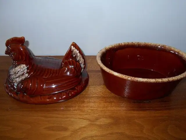 HULL-CÉRAMIQUE-VINTAGE-POULE-CASSEROLE in Arts & Collectibles in City of Montréal - Image 3