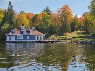 1521 Old Highway 117, Baysville, Ontario (Muskoka) THE PROPERTY Entering directly off Muskoka Highwa...