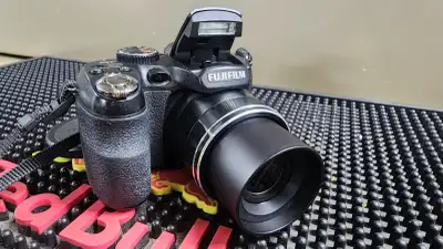 Fuji Finepix S1600 Digital SLR Camera 12 mp Uses AA Batteries included 4 Gig SD Card Case Manual Goo...