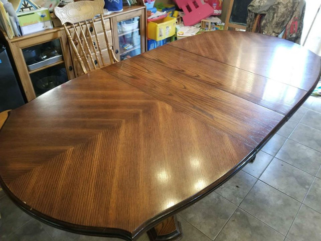 Solid Oak Dining Room Table in Dining Tables & Sets in Ottawa