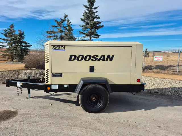 XP375 Doosan - 375 CFM Diesel Air Compressor - Tow Behind - x 1 in Other in Saskatoon - Image 5