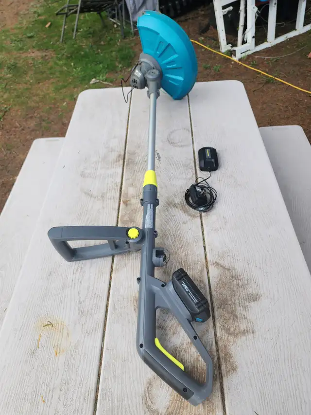 Yardworks 20 V Cordless Telescopic GrassTrimmer Edger Weedwacker in Lawnmowers & Leaf Blowers in Windsor Region - Image 9