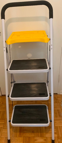 Steel Ladder Stanz (TM) Steps with Tool Tray and Hand Grip