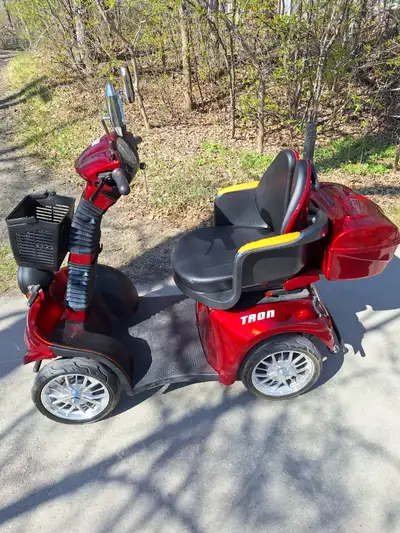 Like new (used once), 3 speeds - top speed: 25 kl/hr, suspension: front & rear, twist grip throttle,...