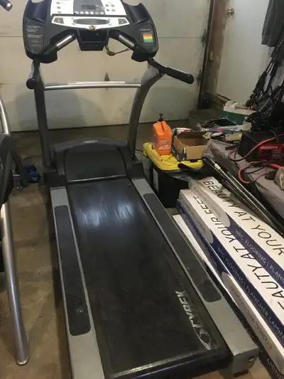The Cybex Pro 600 provides users with an easy to use treadmill with the following amentities: - Quci...