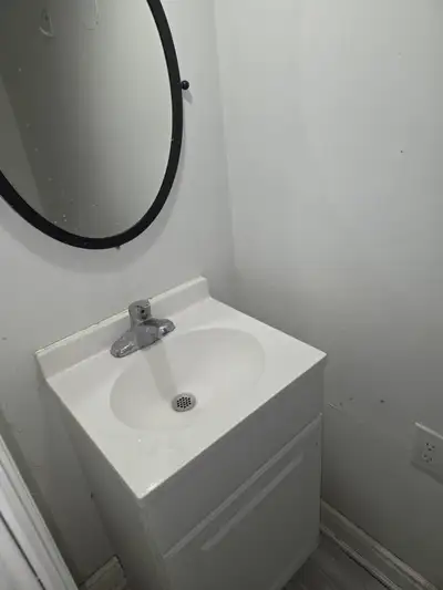 NEAR SHOPPERS WORLD BUS TERMINAL,SHERIDAN COLLEGE SHARED ROOM FOR 2 GIRLS OR PRIVATE