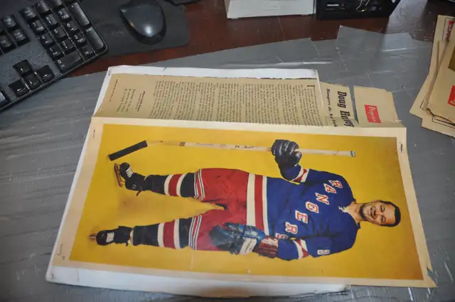 Doug Harvey New York Rangers nhl hockey 1962 from quebec magazin in Arts & Collectibles in Victoriaville - Image 6