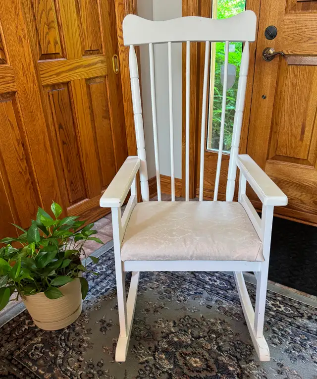 White Wooden Rocking Chair in Chairs & Recliners in Ottawa - Image 3
