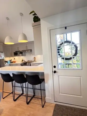 Beautiful, Clean, cozy 2-Bedroom Loft for Rent in Central Ladner