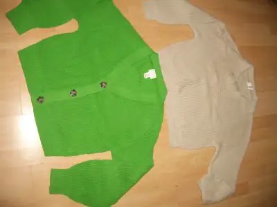 LOT 2 pulls/ sweaters size M-L + cach-cou  /neck warmer, View more