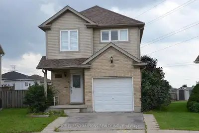 Beautiful Family Home Located On A Quiet Neighborhood***The Main Floor Features An Open Concept Floo...
