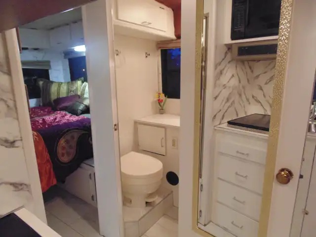 BETTER THAN CLASS B PLEASURE WAY, ROADTREK, CAMPER VAN RV, RARE! in RVs & Motorhomes in Vancouver - Image 9