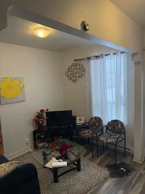 Grand 5 1/2 rénové – Rez-de-chaussée – 880 $ Disponible 1er juillet – Secteur calme Grand-Mère Très...