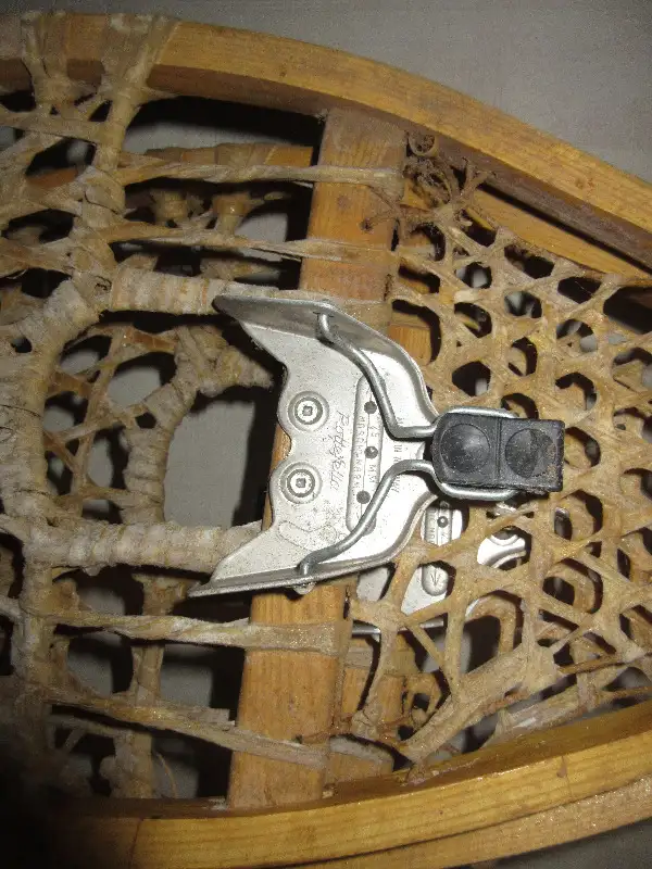 (BARGAIN) Raquette bois babiche 42 po avec fixation ski de fond in Snowboard in Laval / North Shore - Image 3