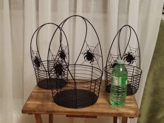 3 Round Wire Black Basket with Spiders Ornament in Storage & Organization in City of Toronto