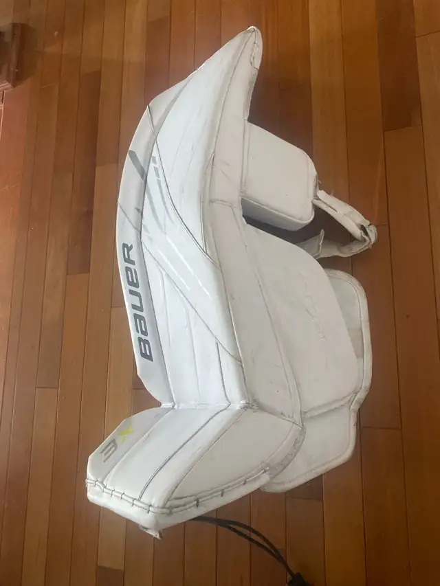 Bauer 3X Intermediate 31+ Medium Goalie pads in Hockey in Strathcona County - Image 3