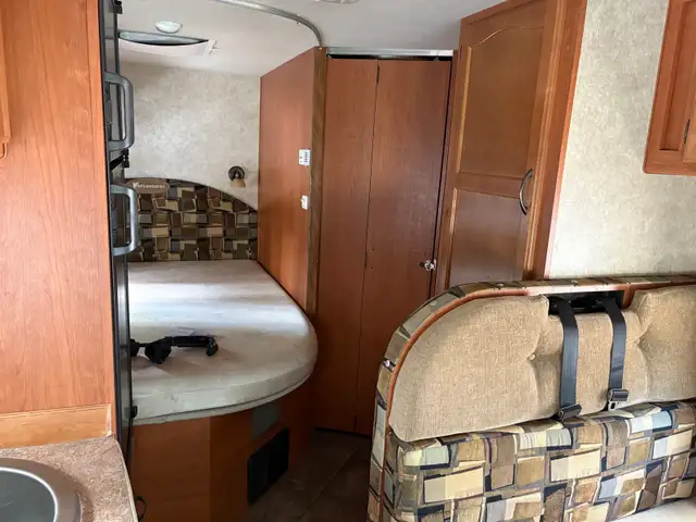 Adventurer Class C Motorhome - REDUCED in RVs & Motorhomes in Red Deer - Image 8