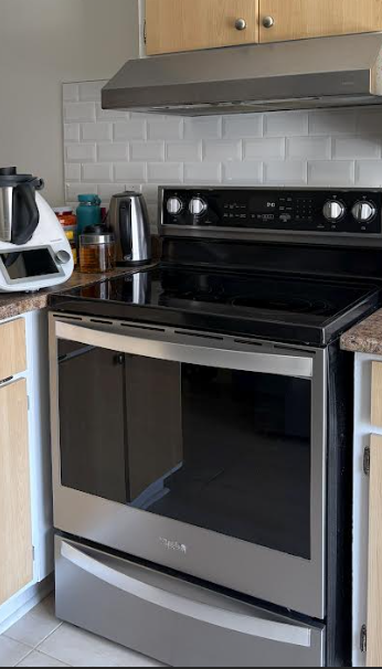 LG Fridge + Whirlpool Stove Bundle / Réfrigérateur LG + Cuisiniè, View more