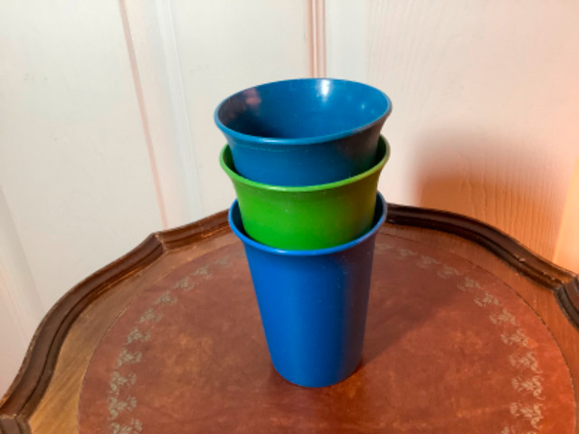 Three Vintage Tupperware Tumblers  in Kitchen & Dining Wares in Belleville - Image 3