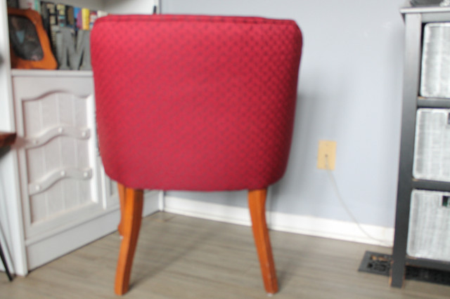 Small upholstered chair in Chairs & Recliners in City of Halifax - Image 3
