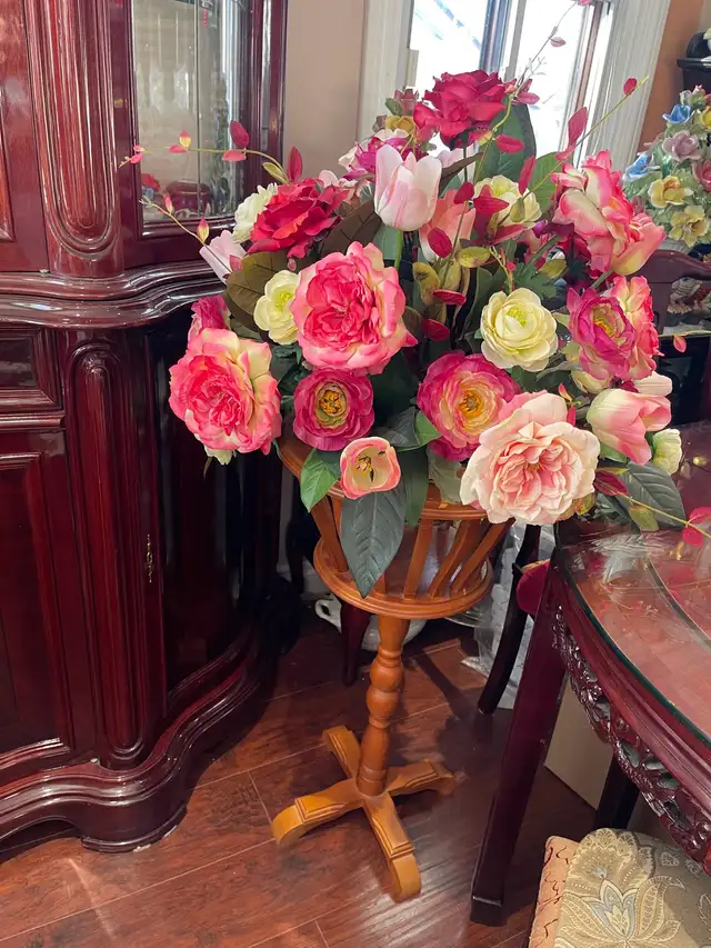 vintage solid wooden planter , excellent condition!  in Dining Tables & Sets in Hamilton - Image 3
