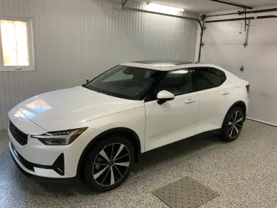 Polestar 2 blanche 2022 avec le groupe plus et pneus d'été avec mag original et pneus d'hiver avec m...
