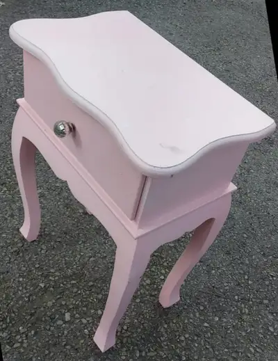 CHARMING NIGHTSTAND WITH DRAWER