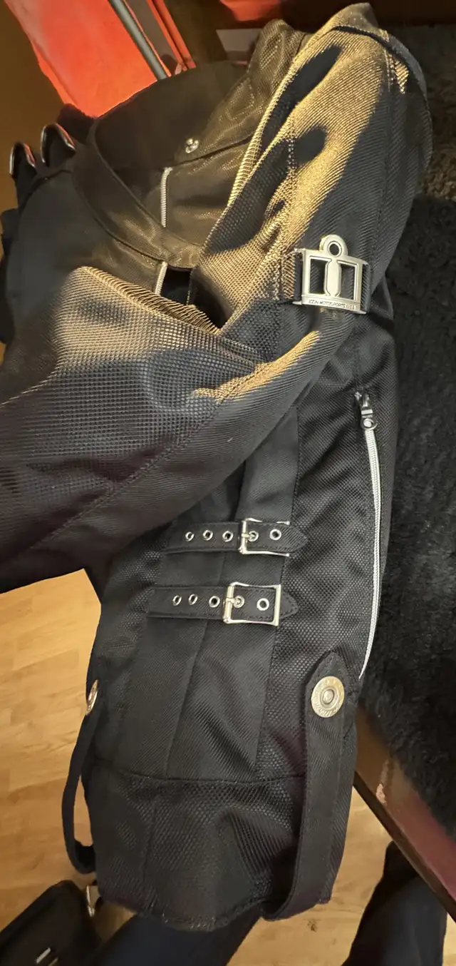 Ladies Icon Motorcycle Jacket Unused Mint Condition in Motorcycle Parts & Accessories in Edmonton - Image 7