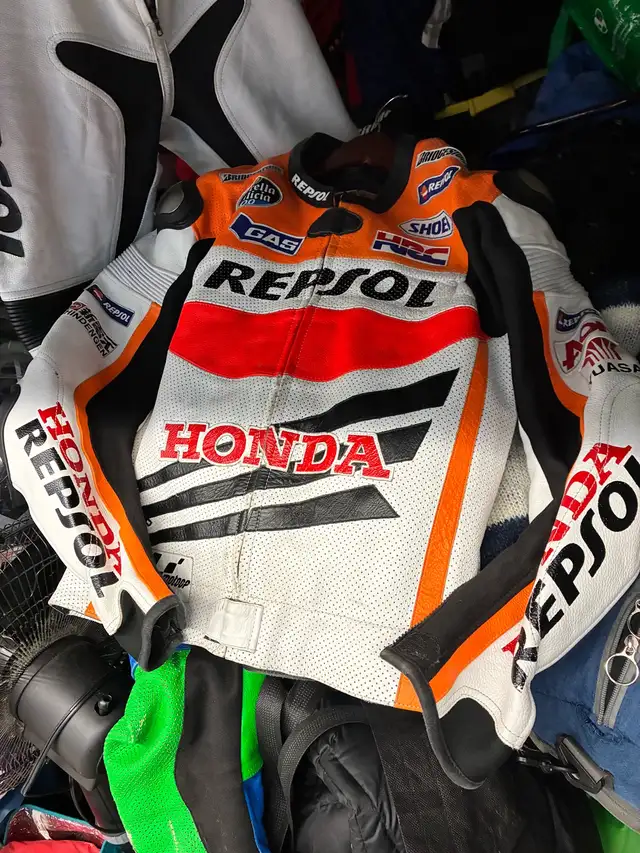 Repsol two piece Leather suit & boots in Sport Bikes in Sudbury - Image 11