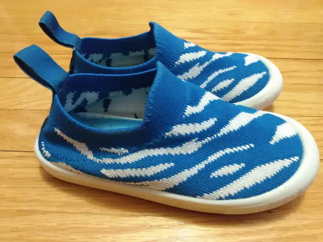Size 9 - Jan & Jul Xplorer Knit Slip On Shoes (Blue/White) in Kids & Youth in City of Toronto - Image 4